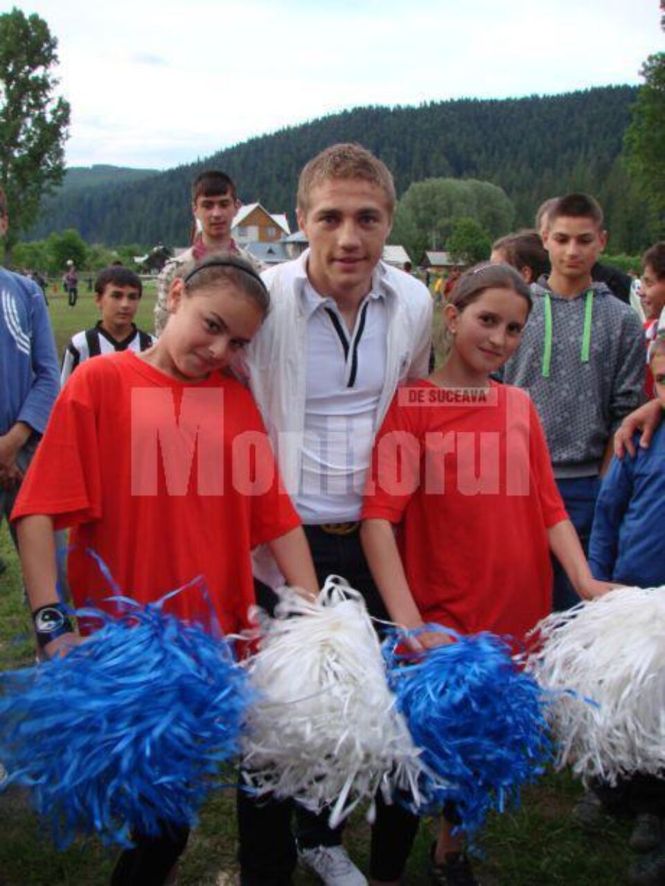 Internaționalul Mihai Roman s-a fotografiat cu majoretele și cu toți cei care au dorit o amintire cu el Internaționalul Mihai Roman s-a fotografiat cu majoretele și cu toți cei care au dorit o amintire cu el