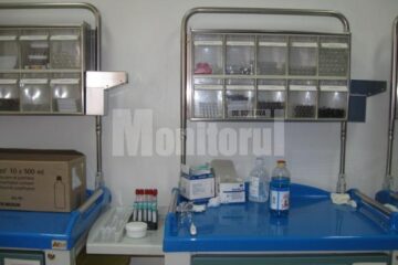 Dulapuri pline cu medicamente și materiale sanitare la Urgențe