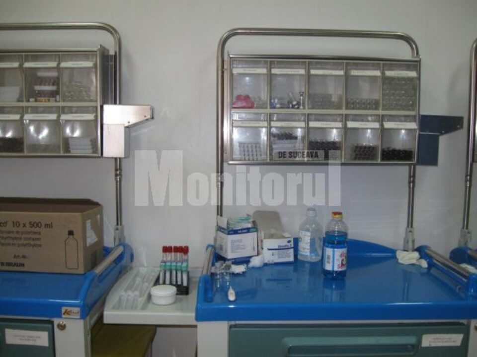 Dulapuri pline cu medicamente și materiale sanitare la Urgențe