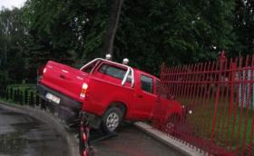 Rădăuți: Un medic beat la volan a ajuns cu mașina în gardul liceului Hurmuzachi