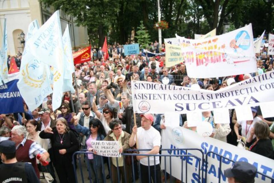 Miting: Aproape 800 de bugetari și pensionari au protestat, vineri, în fața Prefecturii Miting: Aproape 800 de bugetari și pensionari au protestat, vineri, în fața Prefecturii