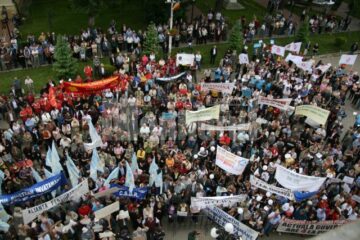 Aproximativ 800 de bugetari și pensionari au participat la mitingul de protest organizat în fața Palatului Administrativ