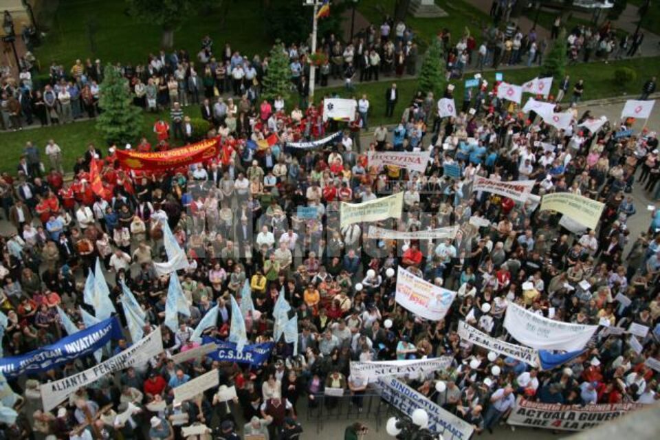 Aproximativ 800 de bugetari și pensionari au participat la mitingul de protest organizat în fața Palatului Administrativ Aproximativ 800 de bugetari și pensionari au participat la mitingul de protest organizat în fața Palatului Administrativ
