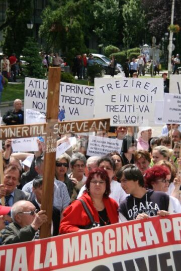 Miting: Aproape 800 de bugetari și pensionari au protestat, ieri, în fața Prefecturii