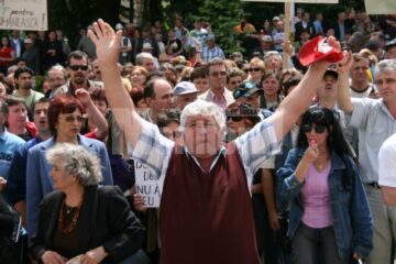 Miting: Aproape 800 de bugetari și pensionari au protestat, ieri, în fața Prefecturii