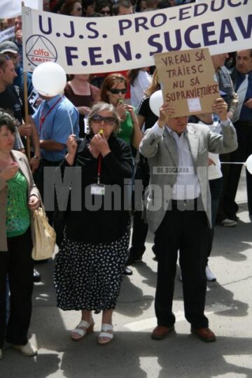 Miting: Aproape 800 de bugetari și pensionari au protestat, ieri, în fața Prefecturii