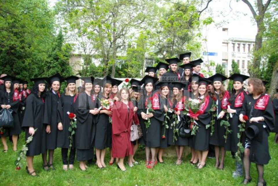 Criză: Mulți absolvenți ai universității renunță la banchet, pe motiv că nu le permite buzunarul