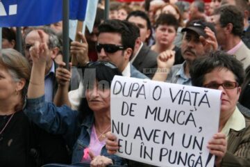 Miting: Aproape 800 de bugetari și pensionari au protestat, ieri, în fața Prefecturii