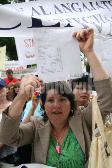Miting: Aproape 800 de bugetari și pensionari au protestat, ieri, în fața Prefecturii