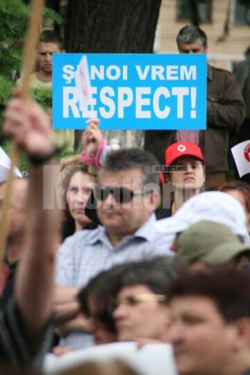 Miting: Aproape 800 de bugetari și pensionari au protestat, ieri, în fața Prefecturii