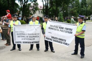 Miting: Aproape 800 de bugetari și pensionari au protestat, ieri, în fața Prefecturii