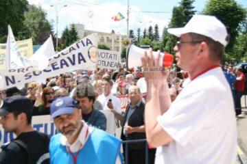 Miting: Aproape 800 de bugetari și pensionari au protestat, ieri, în fața Prefecturii
