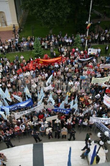 Miting: Aproape 800 de bugetari și pensionari au protestat, ieri, în fața Prefecturii