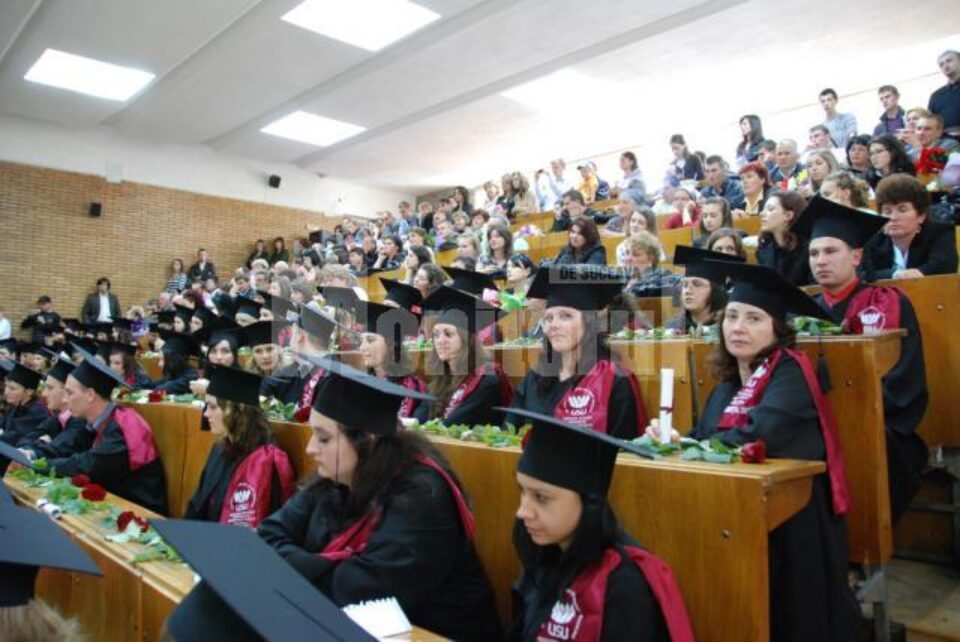 Criză: Mulți absolvenți ai universității renunță la banchet, pe motiv că nu le permite buzunarul
