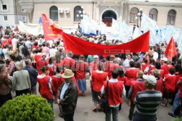 Miting: Aproape 800 de bugetari și pensionari au protestat, ieri, în fața Prefecturii