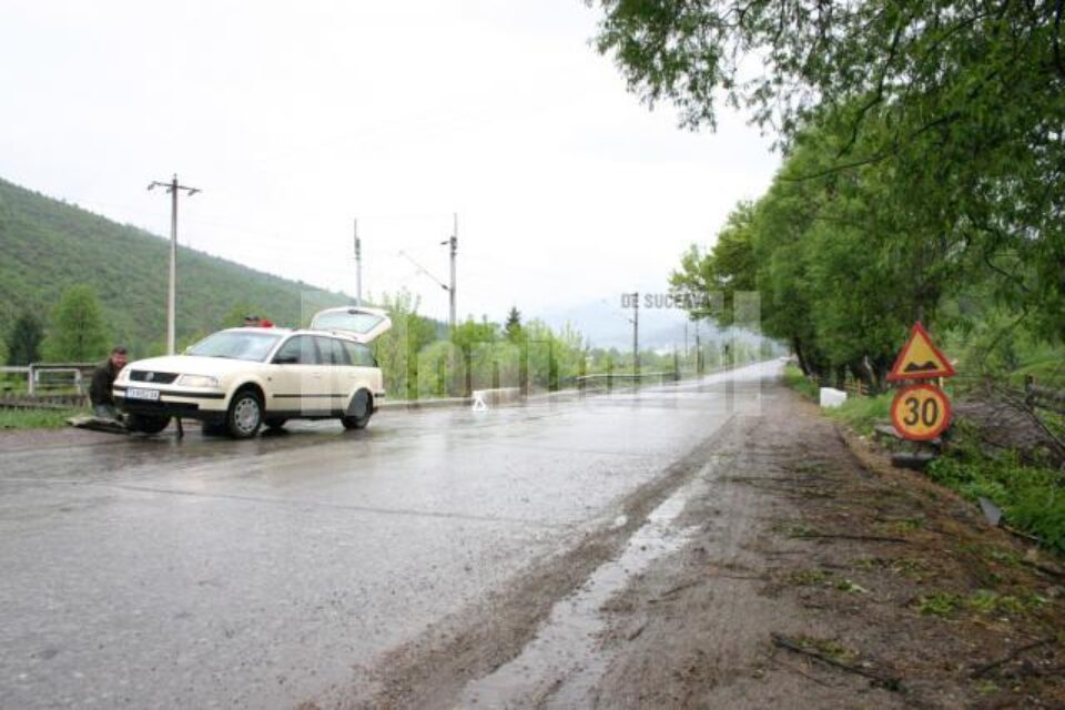 Un sofer si-a rupt masina intr-o groapa la iesirea din Vama, spre Molid