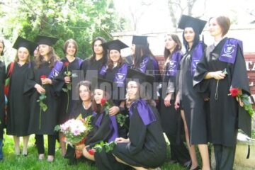 La cursul festiv participă toți studenții, însă o parte din absolvenți renunță la banchet