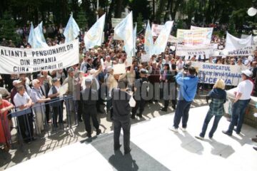 Miting: Aproape 800 de bugetari și pensionari au protestat, ieri, în fața Prefecturii