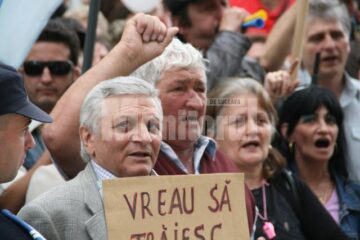 Miting: Aproape 800 de bugetari și pensionari au protestat, ieri, în fața Prefecturii