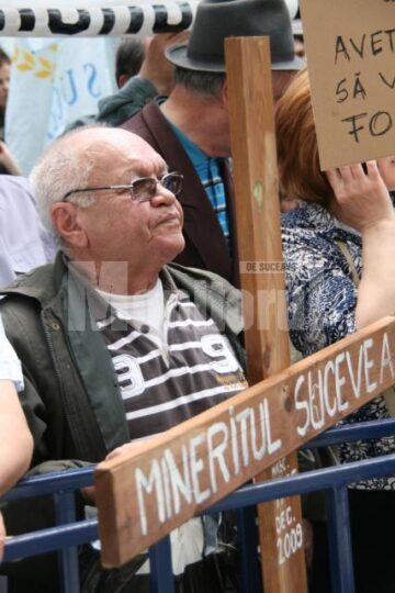 Miting: Aproape 800 de bugetari și pensionari au protestat, ieri, în fața Prefecturii