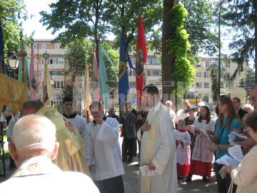 În fiecare an: „Joia Verde”, procesiune în jurul bisericii romano - catolice din Suceava