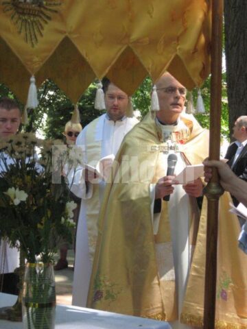 În fiecare an: „Joia Verde”, procesiune în jurul bisericii romano - catolice din Suceava