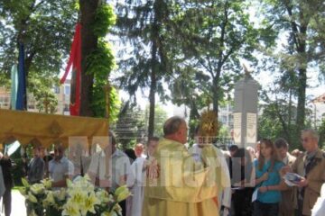 Procesiune în jurul Bisericii romano – catolice din Suceava