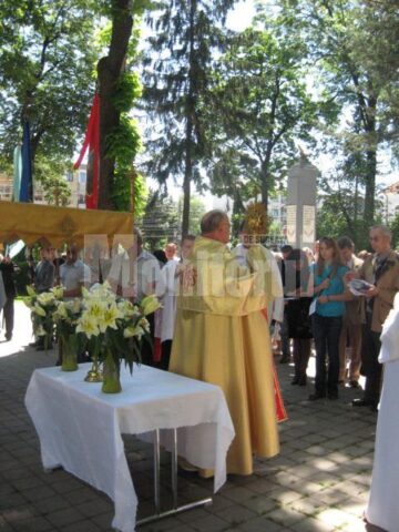 Procesiune în jurul Bisericii romano – catolice din Suceava