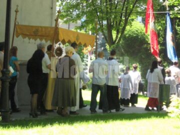 În fiecare an: „Joia Verde”, procesiune în jurul bisericii romano - catolice din Suceava