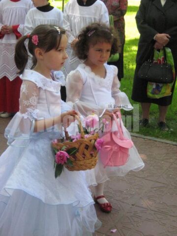În fiecare an: „Joia Verde”, procesiune în jurul bisericii romano - catolice din Suceava