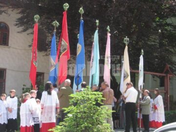 În fiecare an: „Joia Verde”, procesiune în jurul bisericii romano - catolice din Suceava