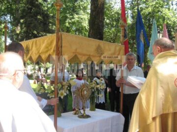 În fiecare an: „Joia Verde”, procesiune în jurul bisericii romano - catolice din Suceava