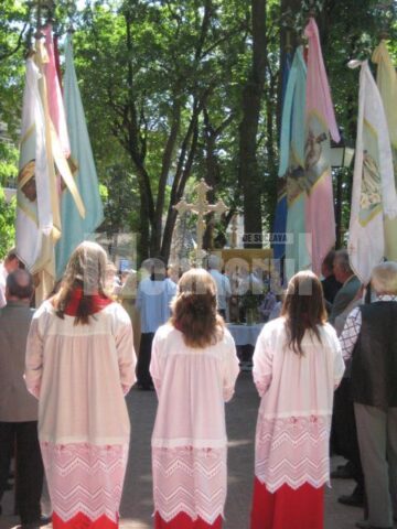 În fiecare an: „Joia Verde”, procesiune în jurul bisericii romano - catolice din Suceava
