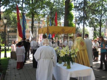 În fiecare an: „Joia Verde”, procesiune în jurul bisericii romano - catolice din Suceava