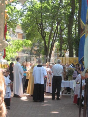 În fiecare an: „Joia Verde”, procesiune în jurul bisericii romano - catolice din Suceava