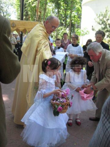 În fiecare an: „Joia Verde”, procesiune în jurul bisericii romano - catolice din Suceava