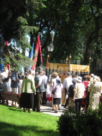 În fiecare an: „Joia Verde”, procesiune în jurul bisericii romano - catolice din Suceava