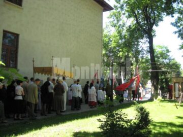 În fiecare an: „Joia Verde”, procesiune în jurul bisericii romano - catolice din Suceava