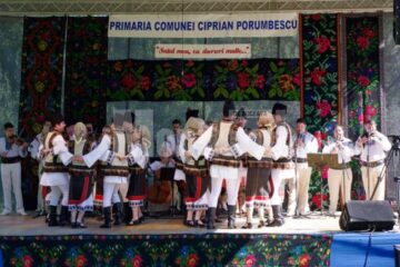 Spectacol pe scena amenajată în aer liber
