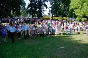 Hora stupcanilor și a invitaților în parcul muzeului