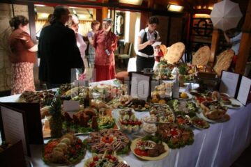 Curs de formare: Expoziție de preparate culinare realizată de 24 de bucătari, la „Vama Veche”