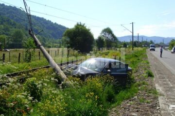 Tânărul șofer a scăpat mașina de sub control și a izbit violent stâlpul electric CFR