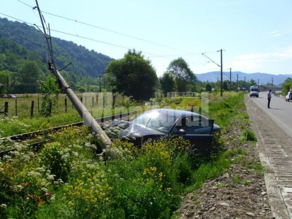 Tânărul șofer a scăpat mașina de sub control și a izbit violent stâlpul electric CFR