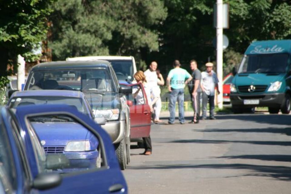 Mașini oprite pe strada Mitropoliei
