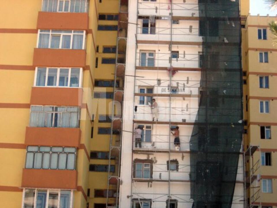 Muncitorii care lucrează la fațadele blocurilor nu respecta normele de protecție a muncii la înălțime Muncitorii care lucrează la fațadele blocurilor nu respecta normele de protecție a muncii la înălțime