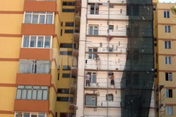 Muncitorii care lucrează la fațadele blocurilor nu respecta normele de protecție a muncii la înălțime