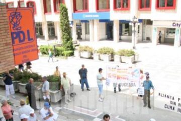 Protest: Pensionari și sindicaliști au pichetat, vineri, sediul PD-L Suceava