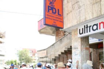 Protest: Pensionari și sindicaliști au pichetat, vineri, sediul PD-L Suceava