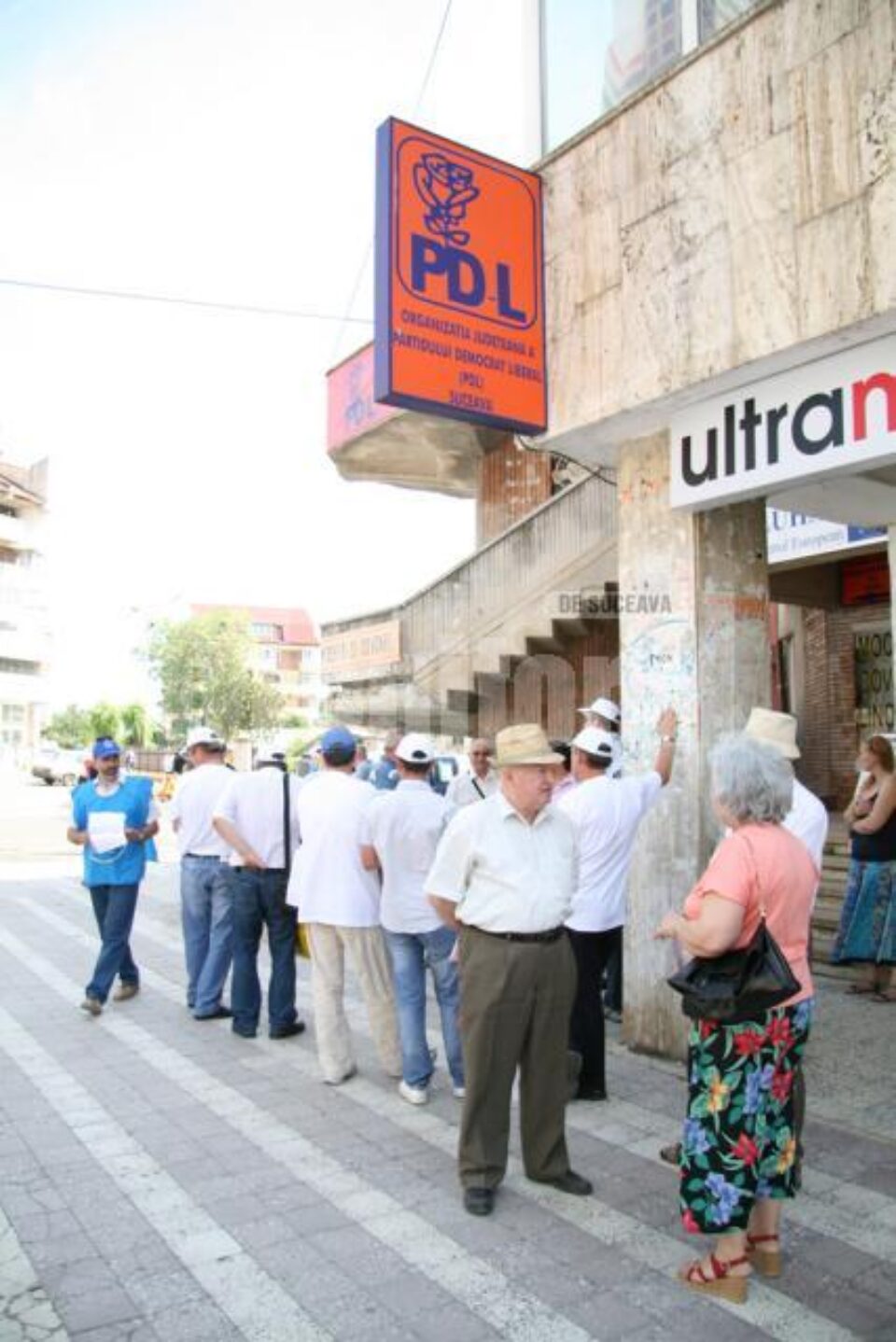 Protest: Pensionari și sindicaliști au pichetat, vineri, sediul PD-L Suceava