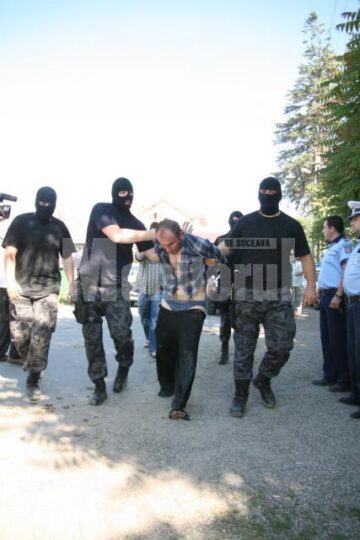 Închis în celulă: Dezaxatul sexual căutat de toată poliția din Suceava a fost prins, însă a mai făcut o victimă